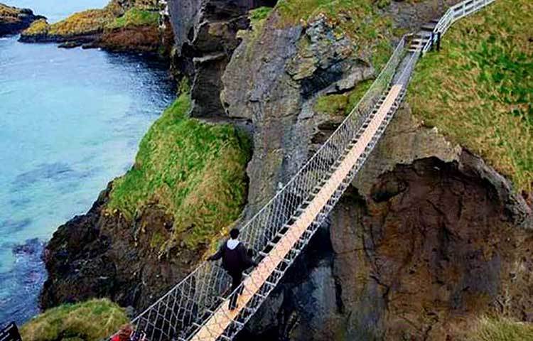 নর্দান আয়ারল্যান্ডে রয়েছে &lsquo;কারিক আ রেডে রোপ ব্রিজ&rsquo; নামের একটি ভয়ঙ্কর সেতু। এটি পার হতে গিয়ে প্রতিবছর অনেক হতাহতের ঘটনা ঘটে।