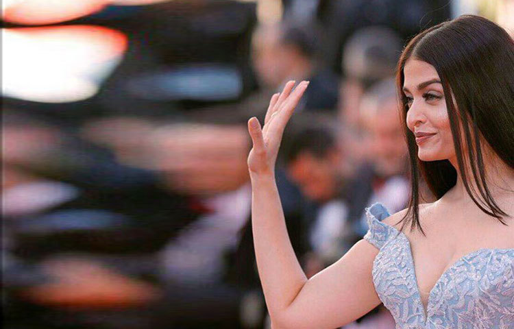 বলিউড অভিনেত্রী সাবেব বিশ্বসুন্দরী ঐশ্বরিয়া রাজকন্যার বেশে কানে ঐশ্বরিয়ার রূপের দ্যুতি ছড়িয়েছেন।