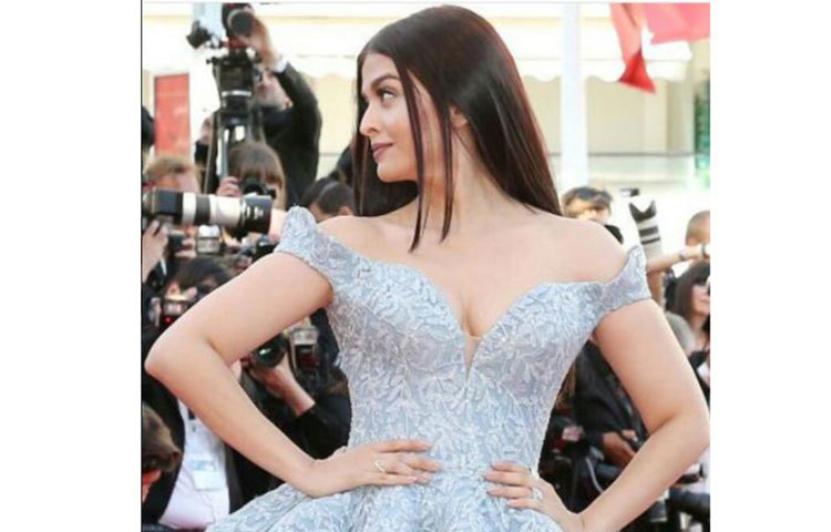 হাতে কারুকাজ করা নীল রঙের গাউন পরে ঐশ্বরিয়া কানের লাল গালিচায় হাজির হন।