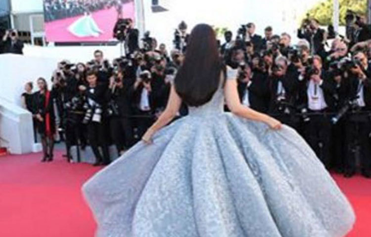 ফটো শিকারীদের সামনে ঐশ্বরিয়া। ঐশ্বরিয়ার পোশাকটি মাইকেল সিঙ্কো ব্র্যান্ডের।