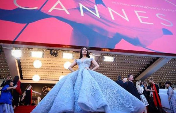 প্রসাধনী সামগ্রী লরিয়াল প্যারিসের শুভেচ্ছা দূত হয়ে এবার ঐশ্বরিয়া কানে উপস্থিত হয়েছেন।