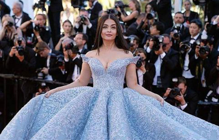 এই নীল গাউনটি পরার আগে ঐশ্বরিয়া আরও দুটি পোশাক পরেছিলেন। পরে এই গাউনটিই পছন্দ করেছেন তিনি।