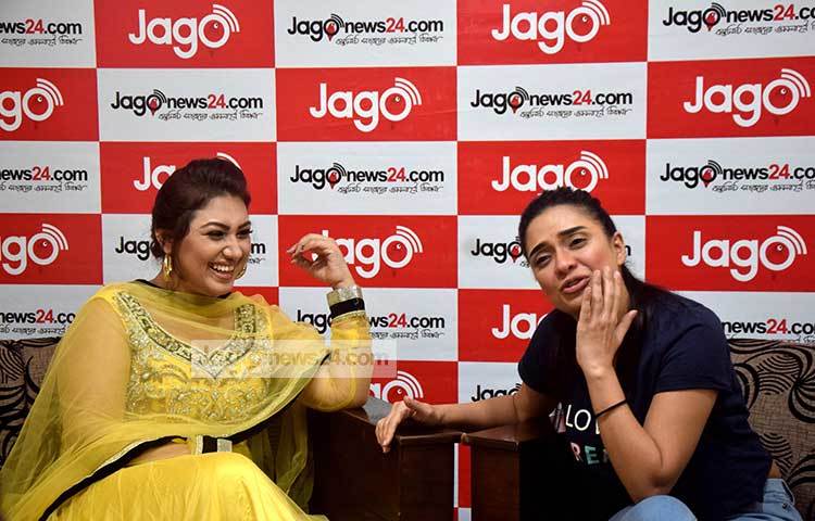 অপু বিশ্বাসের লাইভ অনুষ্ঠানের উপস্থাপনায় ছিলেন আমব্রিন। লাইভ অনুষ্ঠানে হাস্যোজ্জ্বল তারা দুজন। ছবি : মাহবুব আলম