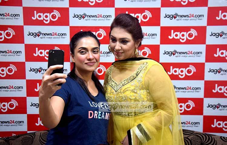 লাইভ শুরুর আগে জাগো নিউজের লাইভ স্টুডিতে সেলফিবন্দি হয়েছেন অপু-আমব্রিন। ছবি : মাহবুব আলম