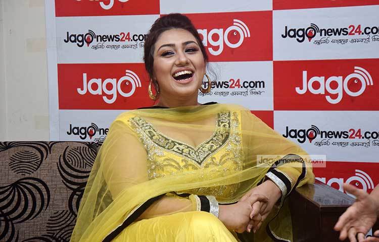 আমব্রিনের এক প্রশ্ন শুনে অপু বিশ্বাস অট্টহাসিতে ফেটে পড়েন। ছবি : মাহবুব আলম