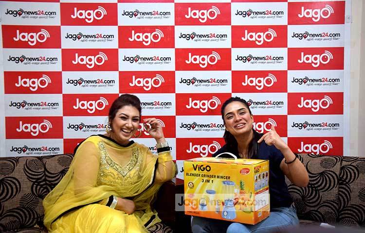 জাগো নিউজ লাইভে আসায় অপু বিশ্বাসকে ভিগোর ব্যালেন্ডার উপহার দেওয়া হয়।