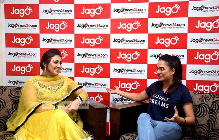 ক্যারিয়ারের নিজের অভিনয় করা সেরা চরিত্র কোনটি? আমব্রিনের এমন প্রশ্নের জবাবে অপু বলেন, &lsquo;নিজের সব চরিত্রই ভালো লাগে। তবে আলাদা করে বলতে গেলে আমি &lsquo;পার্বতী&rsquo; চরিত্রের নাম বলব। ছবি : মাহবুব আলম