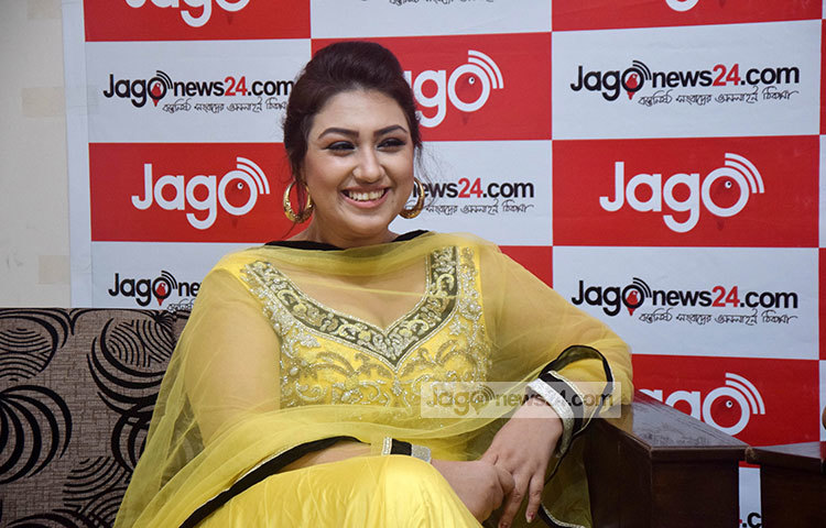 জাগো নিউজ লাইভে আসতে পেরে আনন্দিত অপু বিশ্বাস। এ সময় তিনি জানান, আগের মত আবার চলচ্চিত্রের কাজে নিজেকে ব্যস্ত রাখতে চান অপু। ছবি : মাহবুব আলম