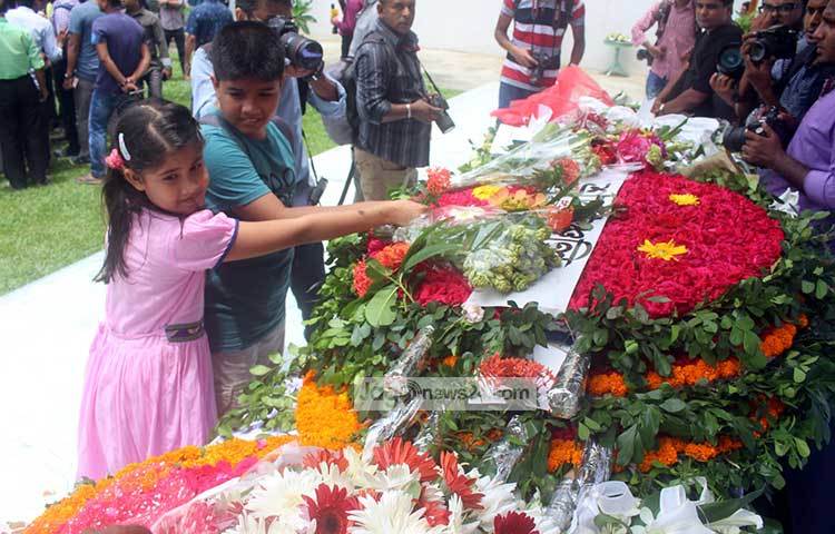 বড়দের পাশাপাশি ছোটরাও হোলি আর্টিজান বেকারিতে জঙ্গি হামলায় নিহতদের স্মরণে ফুল দিয়ে শ্রদ্ধা জানাচ্ছে। ছবি : বিপ্লব দিক্ষিৎ