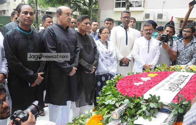 পুলিশের ঊর্ধতন কর্মকর্তরা হোলি আর্টিজানের নিহতদের স্মরণে দাঁড়িয়ে শ্রদ্ধা নিবেদন করছেন। ছবি : বিপ্লব দিক্ষিৎ