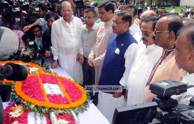 বাংলাদেশ আওয়ামী লীগের সাধারণ সম্পাদক ও সেতুমন্ত্রী ওবায়দুল কাদের শ্রদ্ধা জানাতে এসেছেন হালি আর্টিজান বেকারিতে জঙ্গি হামলায় নিহতদের স্মৃতির প্রতি। ছবি : বিপ্লব দিক্ষিৎ