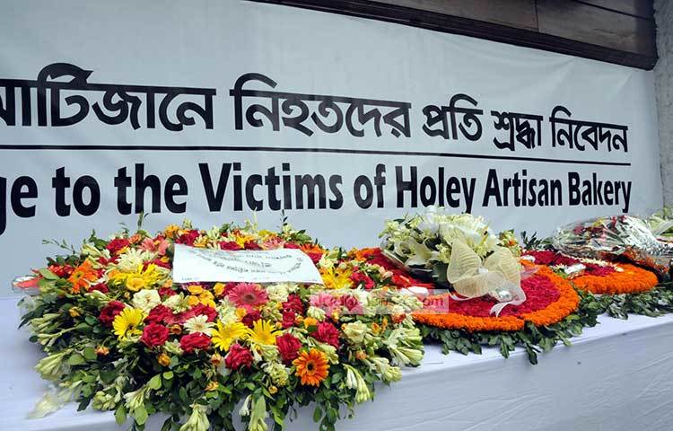 হোলি আর্টিজান বেকারিতে হামলার এক বছর আজ শনিবার। ফুল দিয়ে নিহতদের স্মরণ করছেন সর্বস্তরের মানুষ। দুঃসহ সেই স্মৃতির কথা সবাই মনে করছে। ছবি : বিপ্লব দিক্ষিৎ