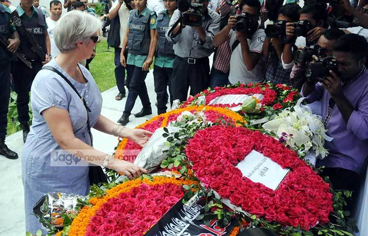 দেশে সর্বস্তরের মানুষের পাশাপাশি বিদেশি নাগরিকরাও হোলি আর্টিজানে নিহদের শ্রদ্ধা জানাতে এসেছেন। ছবি : বিপ্লব দিক্ষিৎ