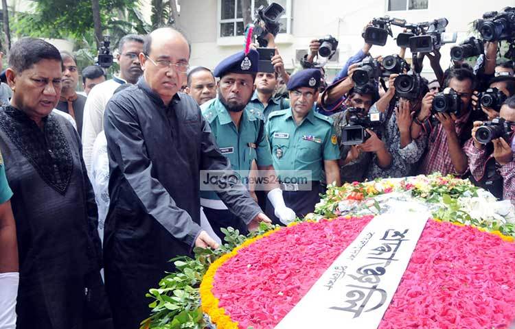 সকাল থেকেই থমথমে গুলশানের ৭৯ নম্বর সড়ক। শুরু হয়েছে হোলি আর্টিজান বেকারিতে জঙ্গি হামলায় নিহত ব্যক্তিদের উদ্দেশে শ্রদ্ধা নিবেদন। ছবি : বিপ্লব দিক্ষিৎ