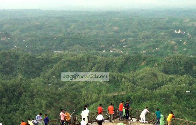 পাহাড়ধসের কারণে দেশের অন্যতম পর্যটন এলাকা বান্দরবানে পর্যটকদের ভিড় নেই বললেই চলে। ছবি : সৈকত দাশ