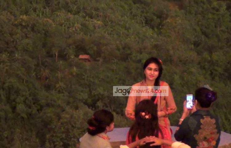 অন্যান্যবারের ন্যায় এবার আর প্রাকৃতিক নৈসর্গিক এ লীলভূমিতে লোকের ভিড় নেই। স্বল্পসংখ্যক&nbsp; পর্যটক ঘুরতে এলে তারা স্বাচ্ছন্দ্যে ঘুরতে পারছে। ছবি : সৈকত দাশ