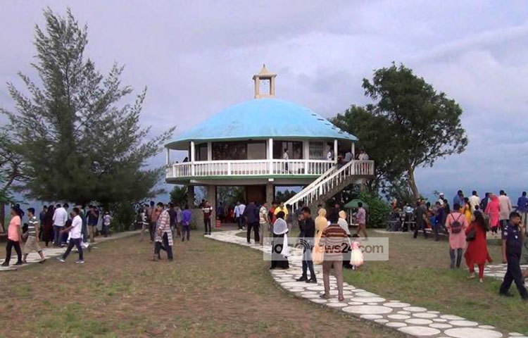 সবুজের চাদরে ঢাকা প্রকৃতিকে দেখার আর সারি সারি পাহাড়ের ওপর দিয়ে মেঘের ভেলা ভেসে বেড়ানোর দৃশ্য উপভোগ করছেন থেকে ভ্রমণ পিপাসুরা। ছবি : সৈকত দাশ