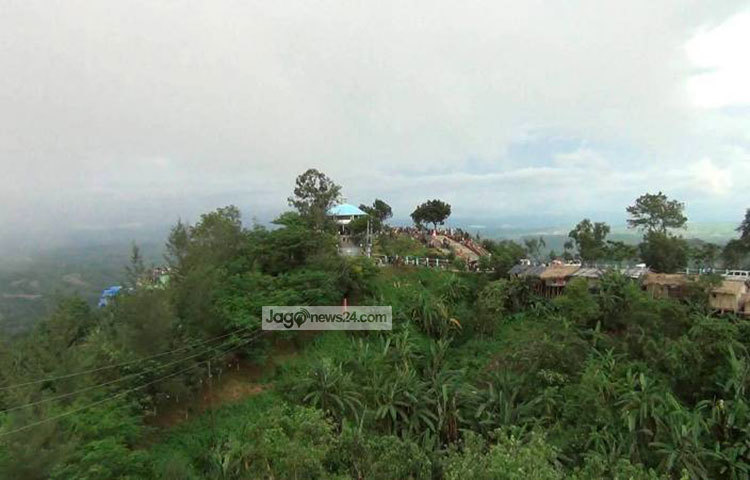 পাহাড়ের সঙ্গে মেঘের লুকোচুরি খেলা এবং মেঘ উড়ে যাবার দৃশ্য দেখার জন্য পর্যটকরা ভিড় করেন নীলাচল ও নীলগিরি পর্যটন কেন্দ্রে। ছবি : সৈকত দাশ