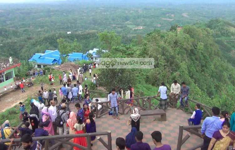 তিন পার্বত্য জেলায় টানা বর্ষণে সরকারি হিসেবে পাহাড়ধসে ১২১ জনের প্রাণহানির ঘটনায় পাল্টে দিয়েছে পার্বত্য জেলার পর্যটনের চিত্র। ছবি : সৈকত দাশ
