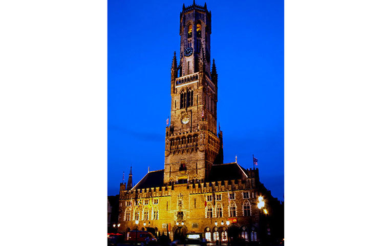 ব্রাগ, বেলজিয়াম : রাতের আলোয় হাসছে বেলজিয়ামের এই ঘণ্টাযুক্ত টাওয়ারটি। টাওয়ারটিতে সময় দেখার জন্য ঘরিও রয়েছে।