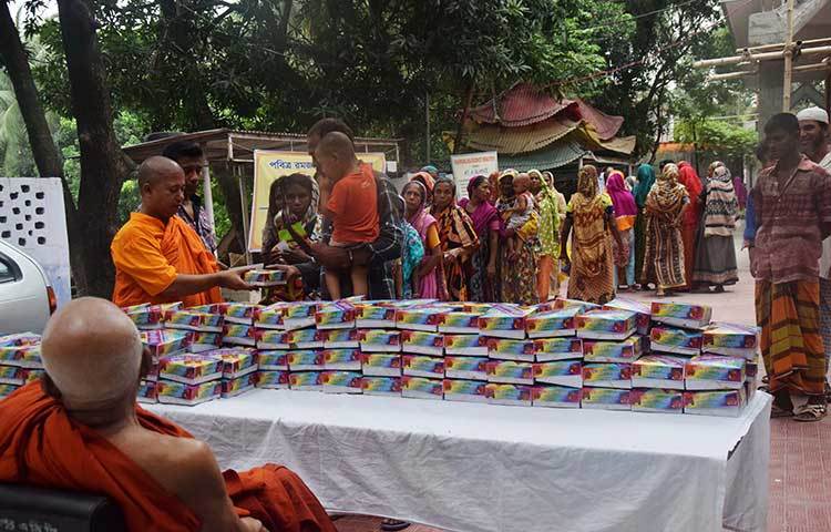 ১৬ বছর ধরে ইফতার বিতরণ করছে রাজধানীর সবুজবাগ বৌদ্ধ বিহার। চলতি বছরেও ইফতার বিতরণের ব্যত্তয় ঘটেনি। ছবি : মাহবুব আলম