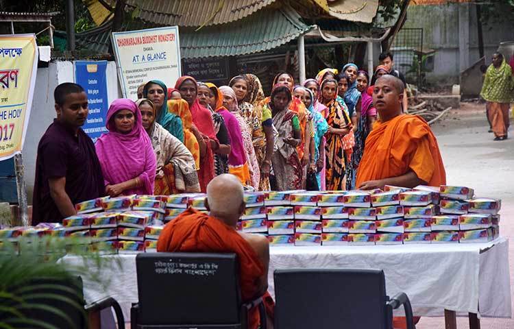 ১৬ বছর ধরে রোজাদার দুস্থ মানুষের মাঝে ইফতার বিতরণ করে আসছে সবুজবাগ ধর্মরাজিক বৌদ্ধ বিহার। ছবি : মাহবুব আলম