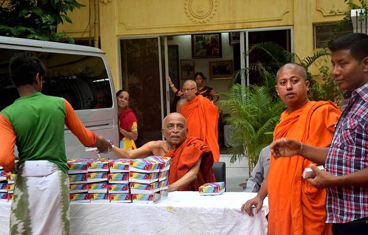 সবুজবাগ বৌদ্ধবিহারে প্রতিদিন প্রায় পাঁচশ রোজাদার এখান থেকে ইফতার সংগ্রহ করেন। ছবি : মাহবুব আলম