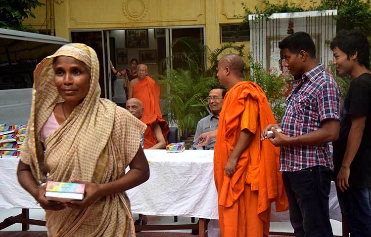 গোটা রমজান মাসই এখান থেকে ইফতার সংগ্রহ করেন সবুজবাগের বেশ কয়েকজন নারী। ছবি : মাহবুব আলম