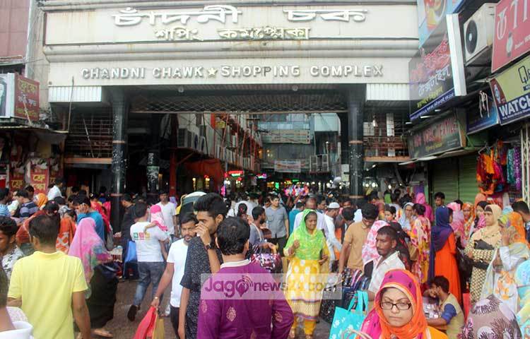 ঈদকে ঘিরে চাঁদনী চকে ক্রেতাদের ঢল নেমেছে। আজ (১৬ জুন) শুক্রবার ছুটির দিন হওয়াতে ক্রেতাদের বেশি ভিড় হয়েছে। ছবি : বিপ্লব দিক্ষিৎ