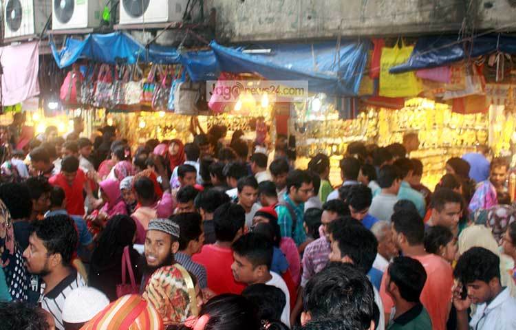 ক্রেতাদের ভিড়ে যেন তিল ধারণের ঠাঁই নেই। আত্মীয়-সজনদের জন্য ঈদে নতুন পোশাক কিনে দেওয়ার জন্য সবাই চাঁদনী চকে এসেছেন। ছবি : বিপ্লব দিক্ষিৎ