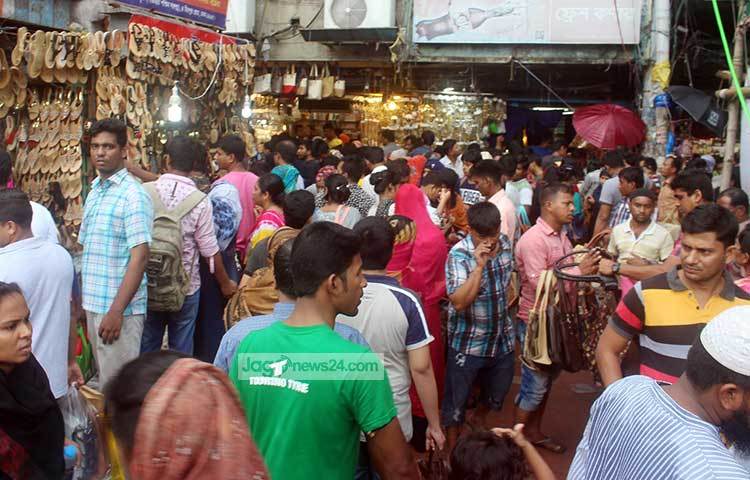 মাঝে মধ্যে বৃষ্টি নেমে ঈদ বাজারে কিছুটা বিঘ্ন ঘটাচ্ছে। তারপরেও ক্রেতাদের ভিড় সামাল দেয়া যাচ্ছে না। ছবি : বিপ্লব দিক্ষিৎ