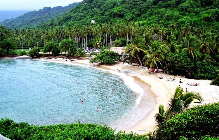 কলম্বিয়া : এই দেশেটির ১০০২১০ বর্গ কিলোমিটার পানি বেষ্টিত। তবে নৈসর্গিক দৃশ্যে এই দেশটি পরিপূর্ণ।