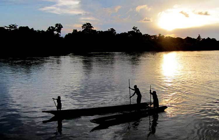 কঙ্গো : আফ্রিকান এই দেশটির ৭৭, ৮১০ বর্গ কিলোমিটার জায়গা জলমগ্ন। তাই এখানের যোগাযোগের অন্যতম মাধ্যম নৌকা।