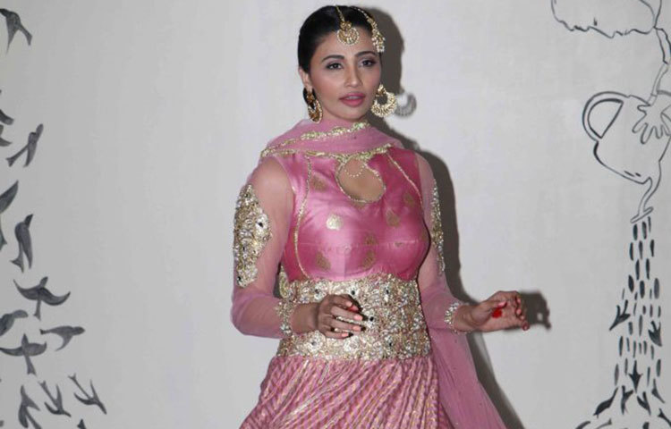 ডেইজীর নৃত্য সবার নজর কেড়েছে। শুধু নিজের দেশে নয়, দেশের বাইরেও তিনি নৃত্য পরিবেশন করছেন।