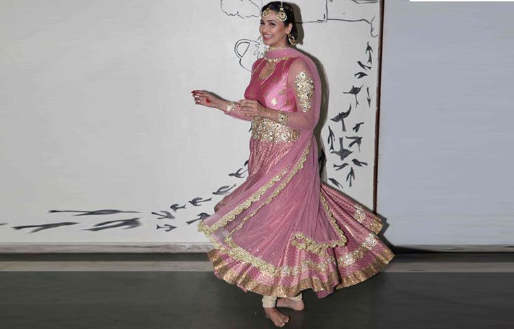 ২০১০ সালে থ্রিলার চলচ্চিত্র &lsquo;বন্দে মাতারাম&rsquo;-এ একজন বিশেষ অতিথি হিসেবে হাজির হয়ে অভিনয়ে আত্মপ্রকাশ করেন।