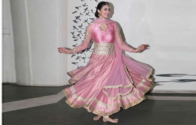 প্রতিদিন ডেইজী নিয়ম করে নৃত্যের চর্চা করছেন। তার অভিনীত প্রতিটি ছবিতে গানের নৃত্যে দর্শকদের মুগ্ধ করছেন ডেইজি।