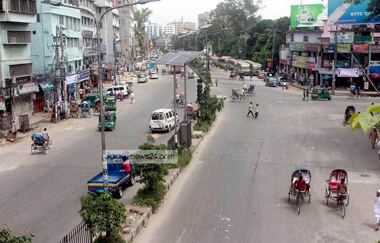 ঢাকার রাস্তা দেখে সত্যিই চেনা যাচ্ছে না। এই কী আসলে আমাদের দিনরাত ব্যস্ত যান্ত্রিক&nbsp; ঢাকার ছবি। ছবি : বিপ্লব দিক্ষিৎ