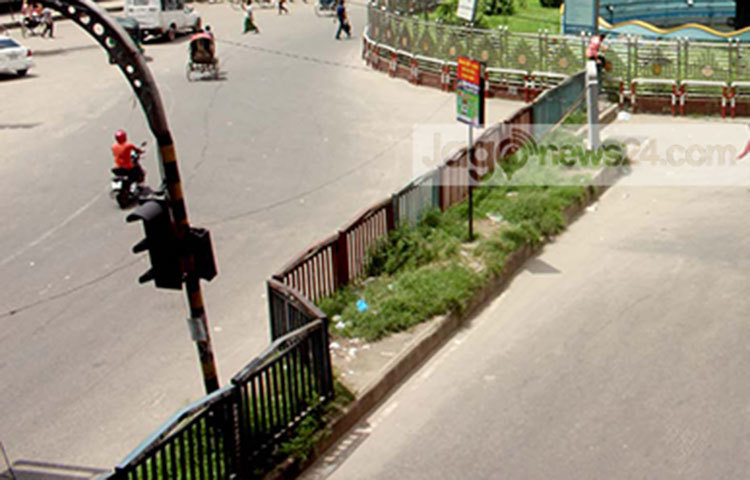 রাজধানীর এই রাজপথ সব ব্যস্ততাকে ছুটি দিয়েছে। তার বুকজুড়ে নেই অষ্টপ্রহরের ব্যস্ততা। ছবি : বিপ্লব দিক্ষিৎ