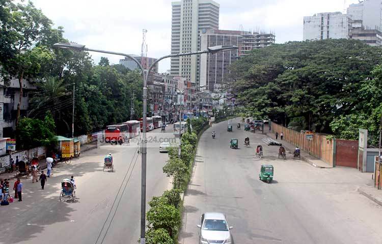 রাজধানীর রাস্তাজুড়ে সুনসুন নীরবতা। নেই কোনো জ্যাম, নেই কোনো ট্রাফিক সিগন্যাল। এক ঘণ্টার পথ যেন ৫ মিনিটেই যাওয়া যাচ্ছে। ছবি : বিপ্লব দিক্ষিৎ