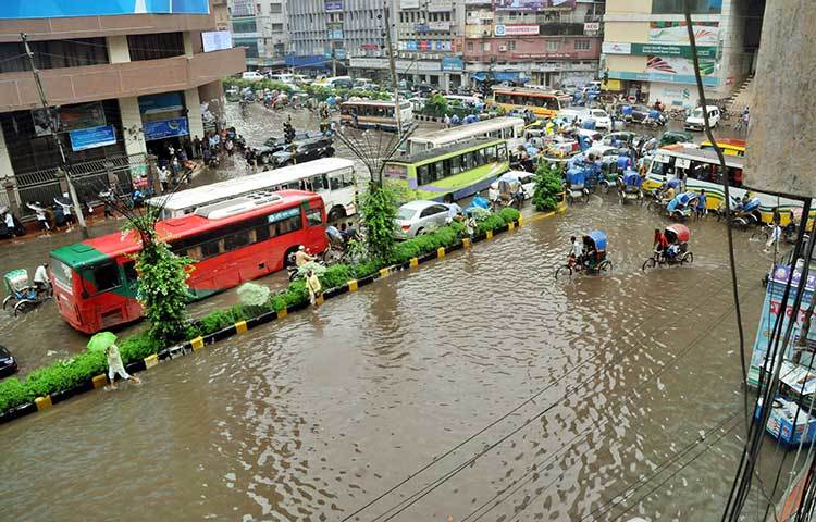 মতিঝিলের এই এলাকা সত্যিই যেন জলে ডুবে যাওয়া কোনো শহর। রিকশা-গাড়ি পানিতে ভাসছে। ছবি : বিপ্লব দিক্ষিৎ