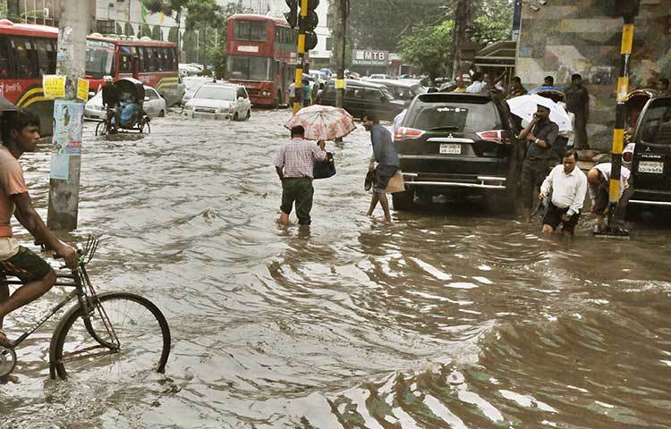 ব্যাংকপাড়া খ্যাত মতিঝিলের কর্মব্যস্ত মানুষ আটকা পড়ে আছে বৃষ্টির আটকে যাওয়া জলে। ছবি : বিপ্লব দিক্ষিৎ