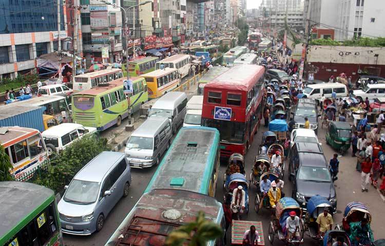 ঈদ যাত্রীদের ঢাকা থেকে বের হতেই ভোগান্তিতে পড়তে হচ্ছে। রাস্তায় ঘণ্টার পর ঘণ্টা জ্যামে তারা পড়ে থাকছেন। ছবি : বিপ্লব দিক্ষিৎ
