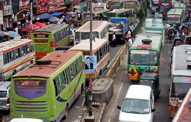 অতিরিক্ত যানবাহনের চাপ সামাল দিতে গিয়ে রাজধানীর অনেক রাস্তার ট্রাফিক ব্যবস্থা অচল হয়ে পড়েছে। ছবি : বিপ্লব দিক্ষিৎ