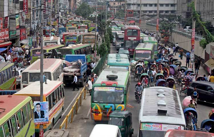 জানাগেছে প্রতিটি ট্রাফিক সিগন্যাল পাড় হতে আধাঘণ্টা থেকে এক ঘণ্টা সময় লেগে যাচ্ছে। ছবি : বিপ্লব দিক্ষিৎ