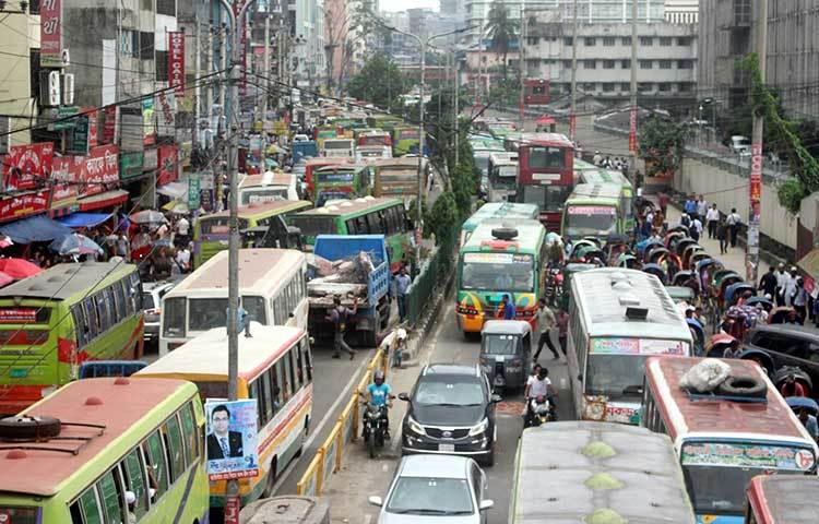 সময়মত গন্তব্যে পৌঁছতে পারবে কী না তা নিয়ে দুশ্চিন্তায় রয়েছেন ঈদে বাড়ি ফেতর যাত্রীরা। ছবি : বিপ্লব দিক্ষিৎ