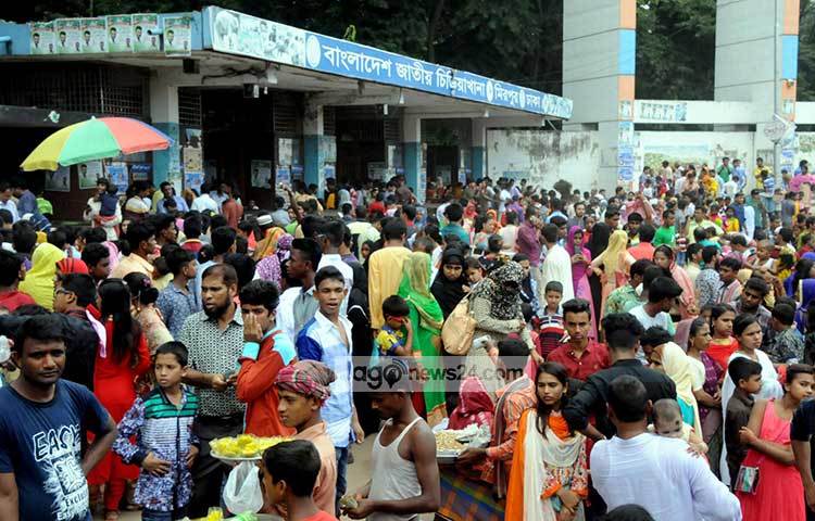 প্রতিবার ঈদ এলে চিড়িয়াখানায় দর্শনার্থীদের সংখ্যা বেড়ে যায়। এবারের ঈদের ছুটিতে ঢাকা চিড়িয়াখানায় দর্শনার্থীদের ঢল নেমেছে। ছবি : বিপ্লব দিক্ষিৎ