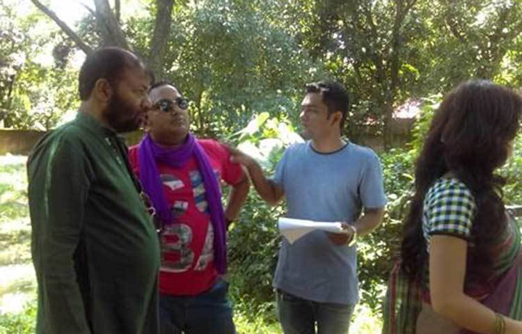 নির্মাতা রবিউল ইসলাম প্রধান নাটকের গল্প অভিনয় শিল্পীদের বুঝিয়ে দিচ্ছেন। এটি শিগগিরই একটি চ্যানেলে প্রচার হবে।