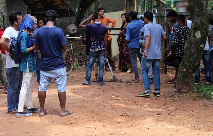 শুটিংয়ে অংশ নিয়েছেন অভিনেতা রওনক হাসান।&lsquo;সংসার চুরি&rsquo; নাটকে রওনক হাসান মতি চরিত্রে অভিনয় করেছেন।