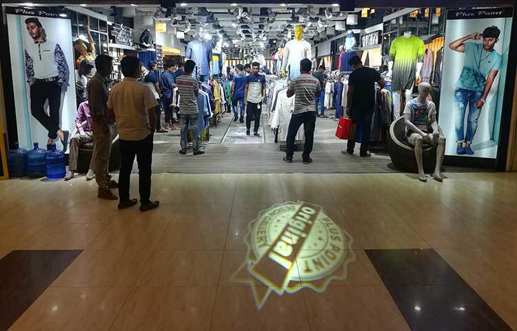 রাজধানীর বিভিন্ন মার্কেটে চলছে ঈদের কেনাকাটা। যমুনা ফিউচার পার্কের কেনাকাটার ছবি তুলেছেন মাহবুব আলম।