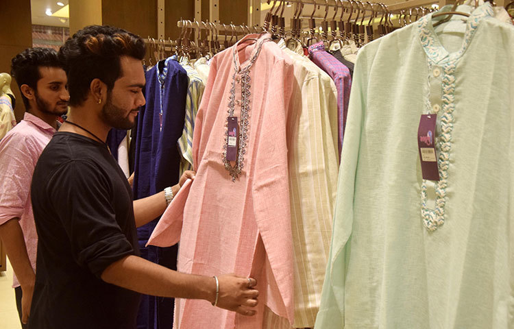 স্টাইলিস্ট তরুণদেরও ঈদের দিনে চাই বাহারি পাঞ্জাবি। তাই তো পছন্দের পাঞ্জাবি খুঁজছেন। ছবি : মাহবুব আলম